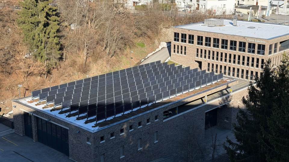 Windenergie- und Photovoltaikanlagen als Symbol für den Rekordanteil erneuerbarer Energien am deutschen Stromverbrauch Schlagwörter: Erneuerbare Energien, Strom, Stromsystem, Photovoltaik, Solarenergie, Windkraft, Wasserkraft, Deutschland, Energiewende, Energiewirtschaft, Stromversorgung, Energiepolitik, Investitionen, Resilienz