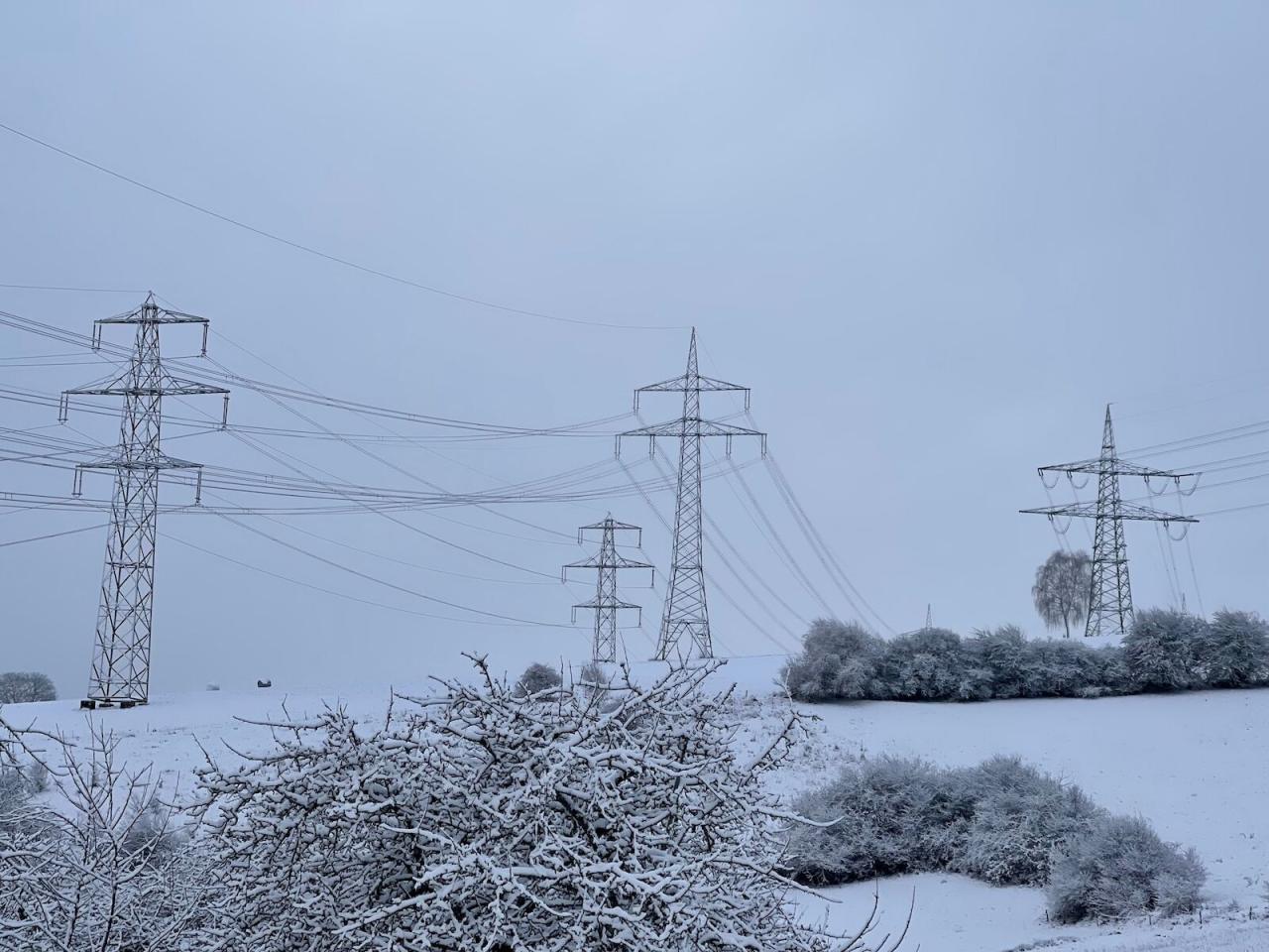 Swissgrid senkt die Tarife 2027 erneut. Ein Vierpersonenhaushalt zahlt noch rund CHF 54 statt CHF 64.