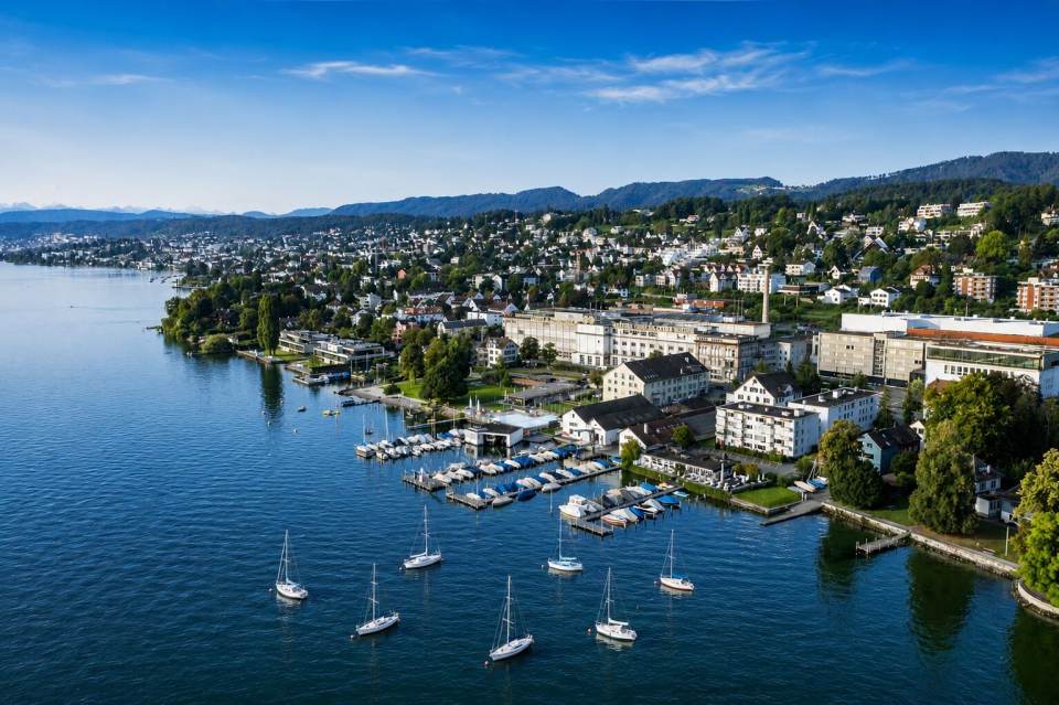 Blick auf den Zürichsee bei Kilchberg als Symbolbild für den nicht realisierten Seewasser-Wärmeverbund.