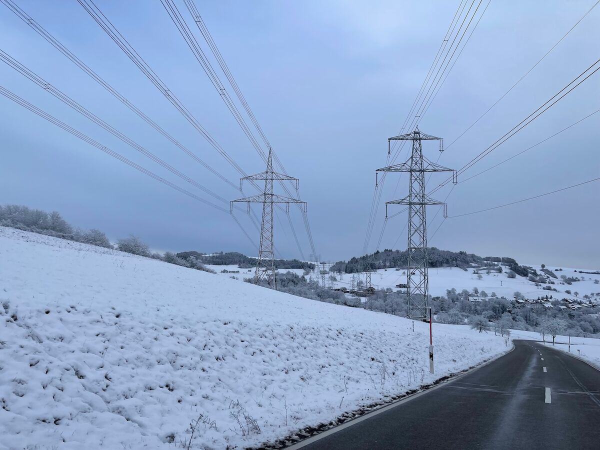 UVEK legt den WACC für Stromnetze 2027 auf 3.28 % fest statt 3.43 % im Vorjahr. 