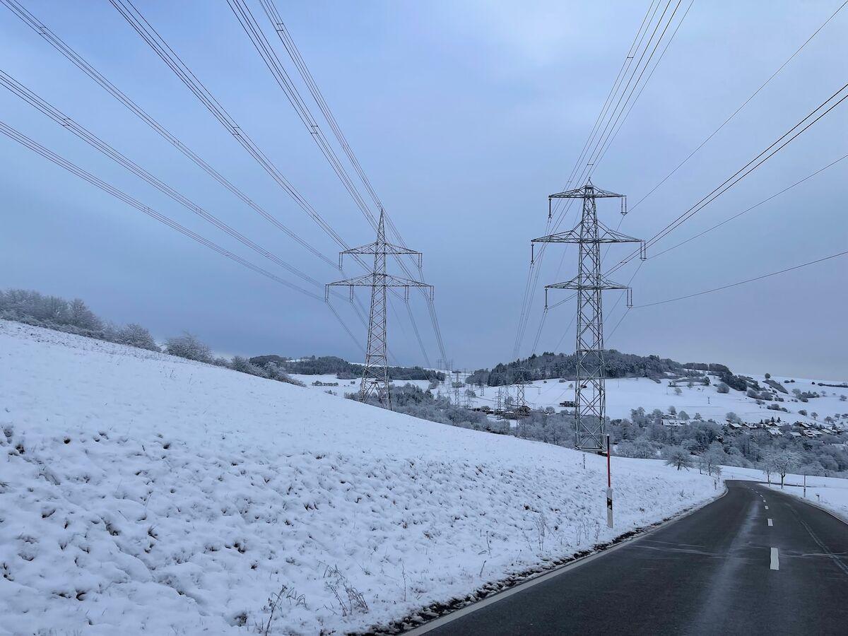 UVEK legt den WACC für Stromnetze 2027 auf 3.28 % fest statt 3.43 % im Vorjahr. 