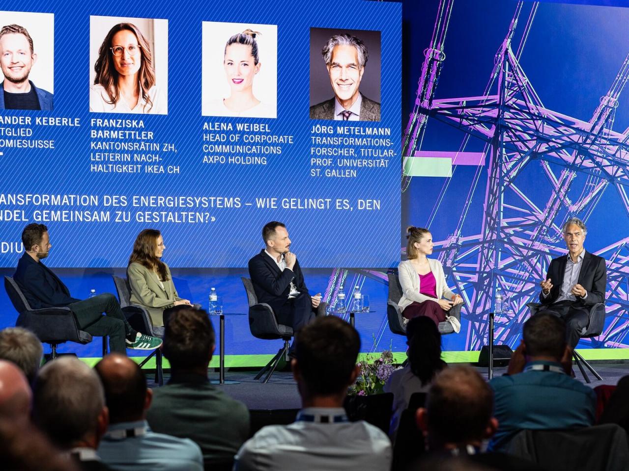Powertage 2024 | Forum Powertage | Podium: v.l.n.r. Alexander Keberle | economiesuisse | Geschäftsleitungsmitglied und Verantwortlicher für das Energie-Dossier, Franziska Barmettler | IKEA Schweiz | Leiterin Nachhaltigkeit | Zürcher Kantonsrätin, Moderation: Jonas Projer, Alena Weibel | Axpo Holding AG | Head of Corporate Communications, Jörg Metelmann | Universität St.Gallen | Titularprofessor