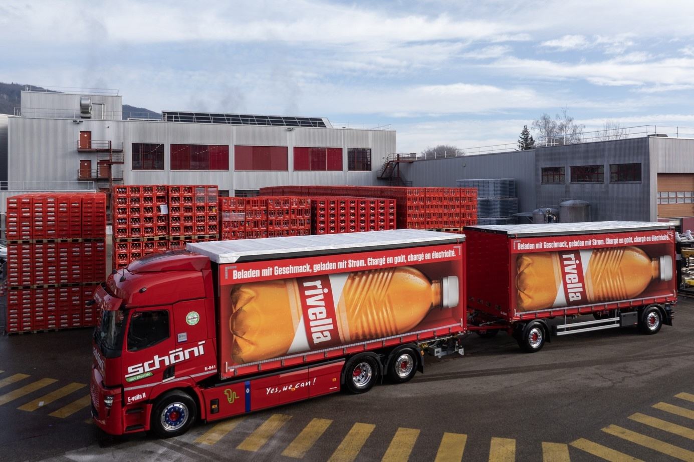 Vier neue E-LKWs bringen Rivella-Getränke klimafreundlich durch die Schweiz.
