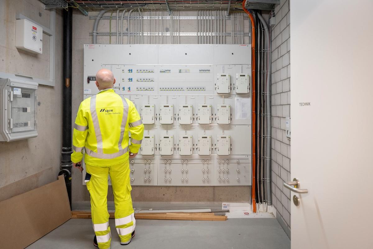 Flexibilität bedeutet in der Energieversorgung, dass Erzeugung, Verbrauch oder Speicherung gezielt angepasst werden können, um das Stromnetz zu stabilisieren und zu optimieren