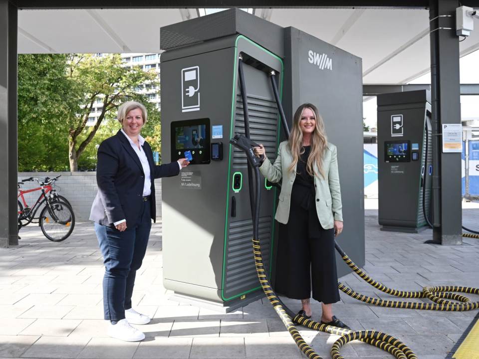 Erster HPC-Ladepark der Stadtwerke München am ehemaligen Busbahnhof Olympiazentrum mit zehn Schnellladepunkten und bis zu 400 kW Ladeleistung. Foto: SWM