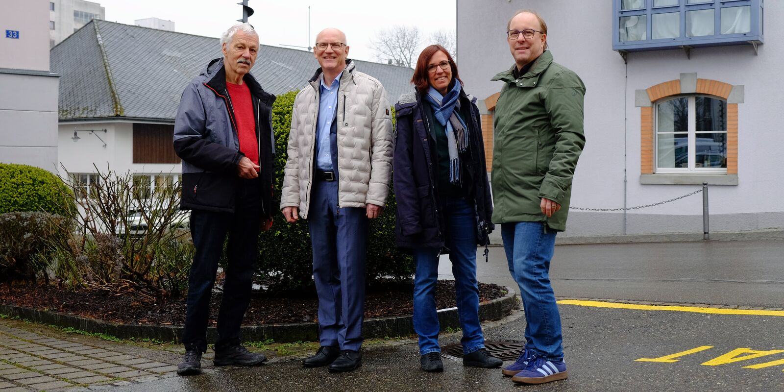 Toni Kappeler, Präsident Pro Natura Thurgau, Andrea Paoli, ehemaliger Leiter Amt für Energie, Melanie Flubacher, Mitarbeiterin Amt für Energie, und Roger Ackermann, eSpectrum AG Kreuzlingen, lancieren auf dem Gelände der Underi Müli AG in Bottighofen den Energiepreis 2026.