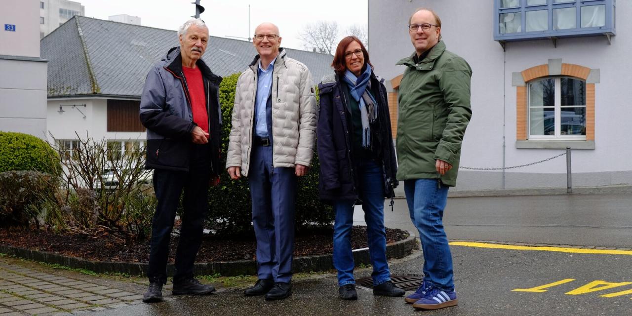 Toni Kappeler, Präsident Pro Natura Thurgau, Andrea Paoli, ehemaliger Leiter Amt für Energie, Melanie Flubacher, Mitarbeiterin Amt für Energie, und Roger Ackermann, eSpectrum AG Kreuzlingen, lancieren auf dem Gelände der Underi Müli AG in Bottighofen den Energiepreis 2026.